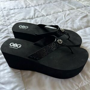 Never Worn GBG Los Angeles Black Platform Thong Sandals